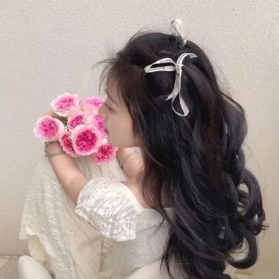葡萄架下的女神